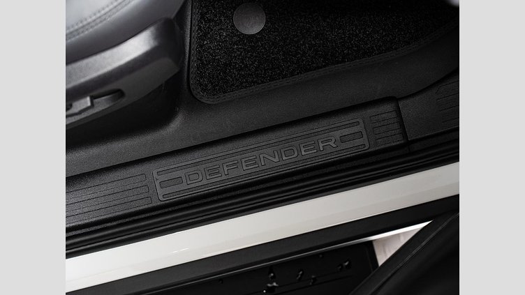 2025 認定中古車 Land Rover Defender 110 フジホワイト D350 ディーゼルマイルドハイブリッド X-Dynamic SE