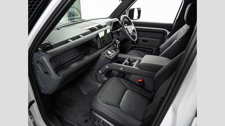 2025 認定中古車 Land Rover Defender 110 フジホワイト D350 ディーゼルマイルドハイブリッド X-Dynamic SE