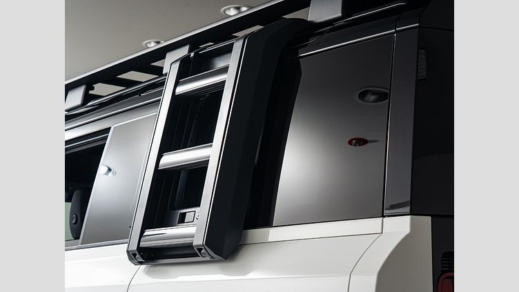 2025 認定中古車 Land Rover Defender 110 フジホワイト D350 ディーゼルマイルドハイブリッド X-Dynamic SE