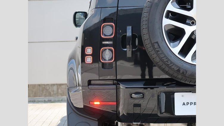 2023 認定中古車 Land Rover Defender 110 サントリーニブラック D300 AWD（AT） X