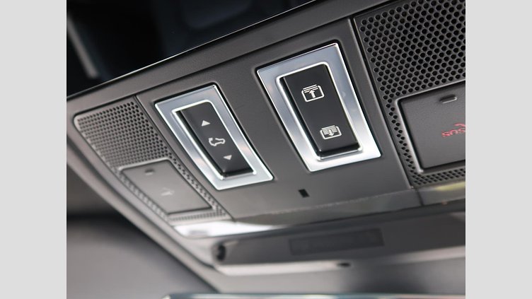 2023 認定中古車 Land Rover Defender 110 サントリーニブラック D300 AWD（AT） X