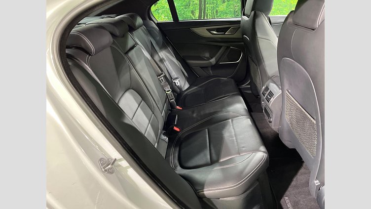 2019 認定中古車 Jaguar XE ユーロンホワイト P250 RWD AUTOMATIC 4 door Saloon R-DYNAMIC SE