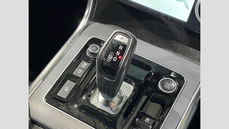 2019 認定中古車 Jaguar XE ユーロンホワイト P250 RWD AUTOMATIC 4 door Saloon R-DYNAMIC SE