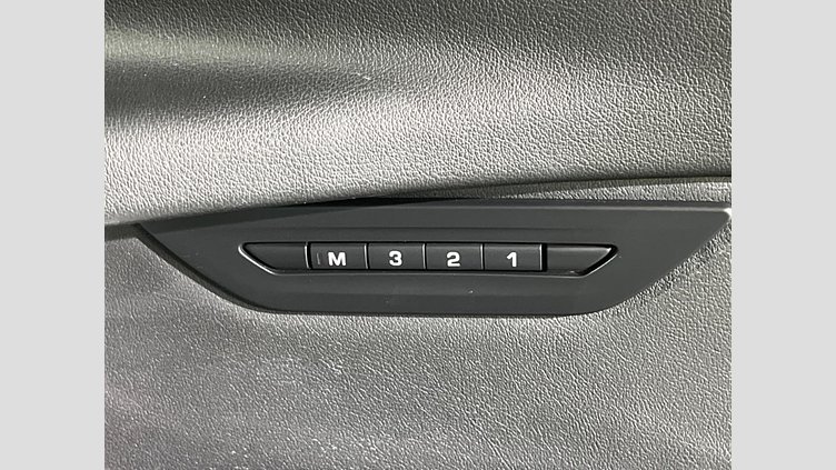 2019 認定中古車 Jaguar XE ユーロンホワイト P250 RWD AUTOMATIC 4 door Saloon R-DYNAMIC SE