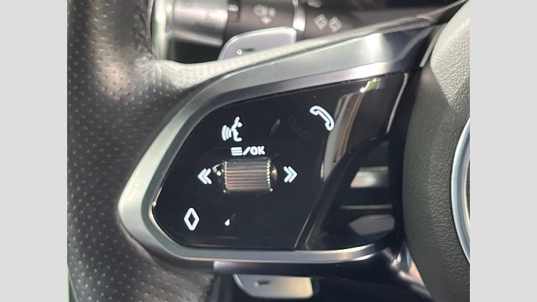 2019 認定中古車 Jaguar XE ユーロンホワイト P250 RWD AUTOMATIC 4 door Saloon R-DYNAMIC SE