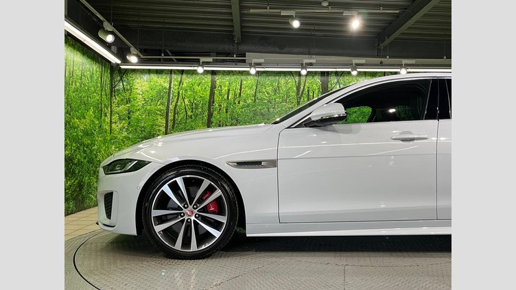 2019 認定中古車 Jaguar XE ユーロンホワイト P250 RWD AUTOMATIC 4 door Saloon R-DYNAMIC SE