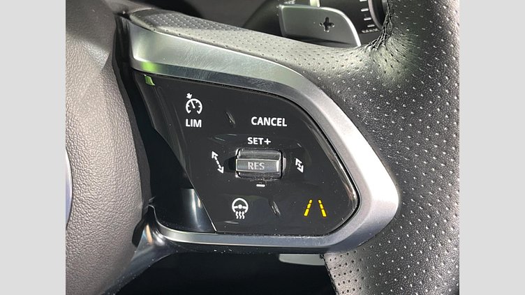 2019 認定中古車 Jaguar XE ユーロンホワイト P250 RWD AUTOMATIC 4 door Saloon R-DYNAMIC SE