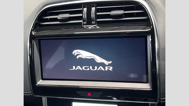2019 認定中古車 Jaguar XE ユーロンホワイト P250 RWD AUTOMATIC 4 door Saloon R-DYNAMIC SE