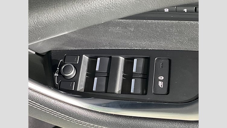 2019 認定中古車 Jaguar XE ユーロンホワイト P250 RWD AUTOMATIC 4 door Saloon R-DYNAMIC SE