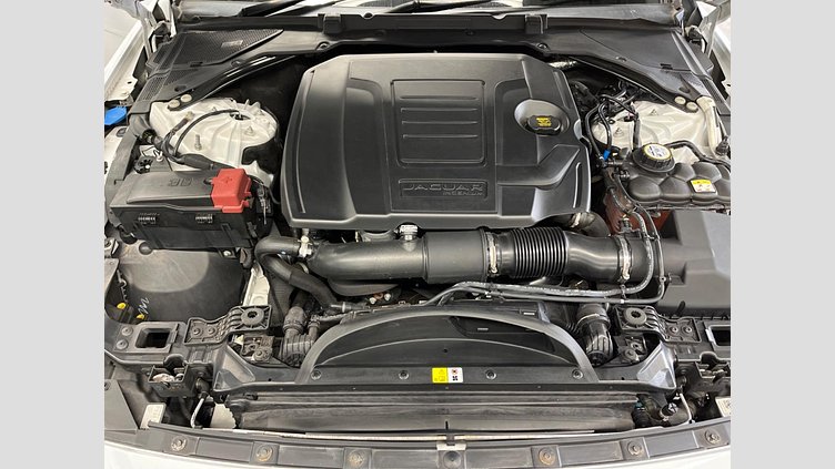 2019 認定中古車 Jaguar XE ユーロンホワイト P250 RWD AUTOMATIC 4 door Saloon R-DYNAMIC SE