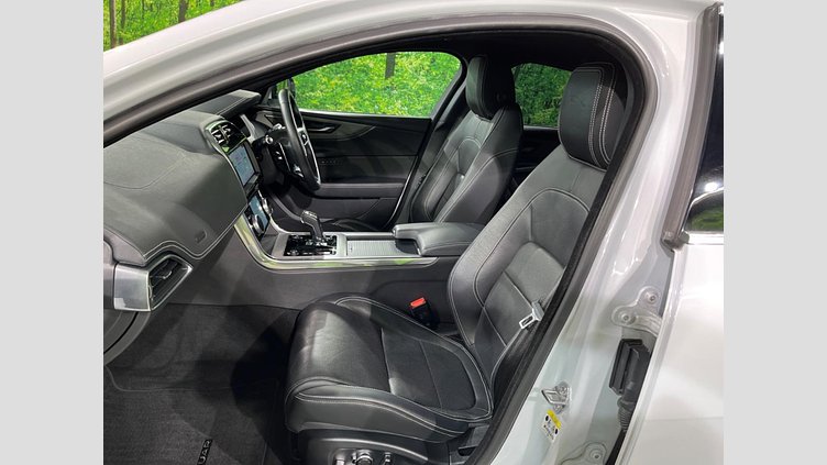 2019 認定中古車 Jaguar XE ユーロンホワイト P250 RWD AUTOMATIC 4 door Saloon R-DYNAMIC SE