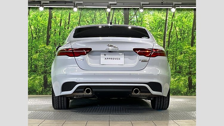 2019 認定中古車 Jaguar XE ユーロンホワイト P250 RWD AUTOMATIC 4 door Saloon R-DYNAMIC SE