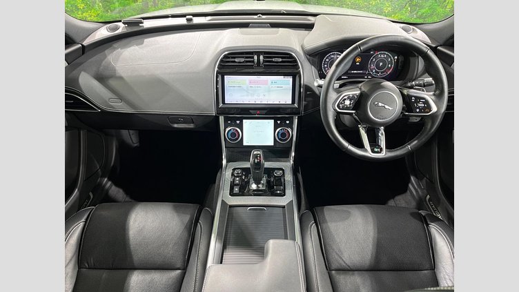 2019 認定中古車 Jaguar XE ユーロンホワイト P250 RWD AUTOMATIC 4 door Saloon R-DYNAMIC SE