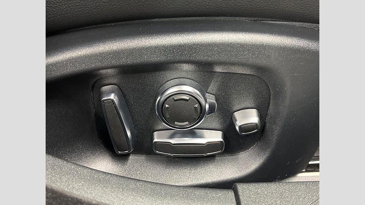 2019 認定中古車 Jaguar XE ユーロンホワイト P250 RWD AUTOMATIC 4 door Saloon R-DYNAMIC SE