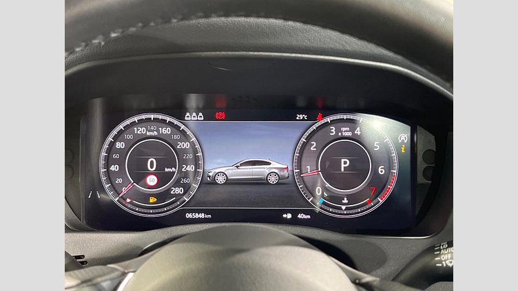 2019 認定中古車 Jaguar XE ユーロンホワイト P250 RWD AUTOMATIC 4 door Saloon R-DYNAMIC SE