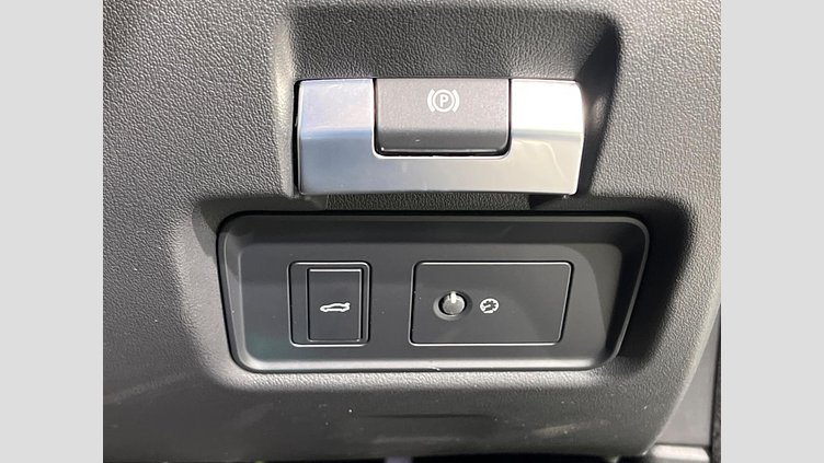 2019 認定中古車 Jaguar XE ユーロンホワイト P250 RWD AUTOMATIC 4 door Saloon R-DYNAMIC SE