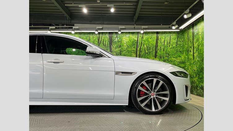 2019 認定中古車 Jaguar XE ユーロンホワイト P250 RWD AUTOMATIC 4 door Saloon R-DYNAMIC SE