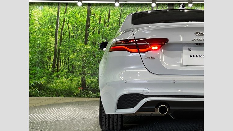 2019 認定中古車 Jaguar XE ユーロンホワイト P250 RWD AUTOMATIC 4 door Saloon R-DYNAMIC SE