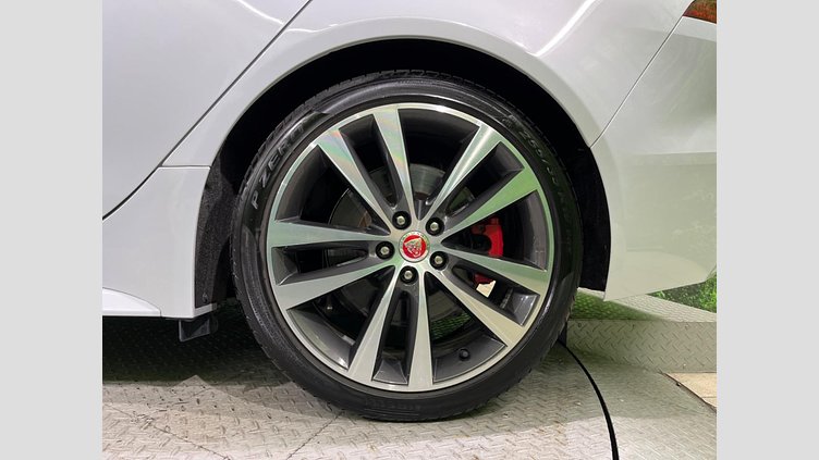 2019 認定中古車 Jaguar XE ユーロンホワイト P250 RWD AUTOMATIC 4 door Saloon R-DYNAMIC SE