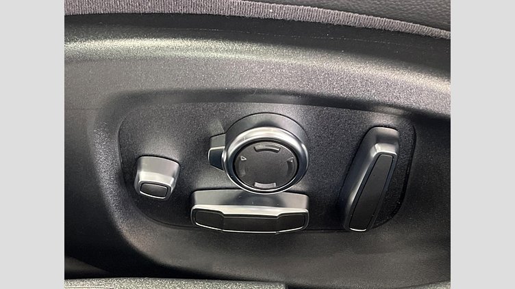 2019 認定中古車 Jaguar XE ユーロンホワイト P250 RWD AUTOMATIC 4 door Saloon R-DYNAMIC SE
