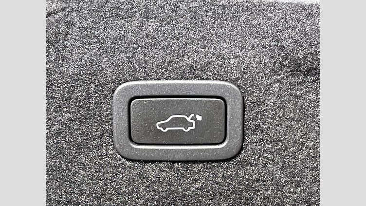 2019 認定中古車 Jaguar XE ユーロンホワイト P250 RWD AUTOMATIC 4 door Saloon R-DYNAMIC SE