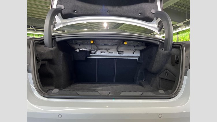 2019 認定中古車 Jaguar XE ユーロンホワイト P250 RWD AUTOMATIC 4 door Saloon R-DYNAMIC SE