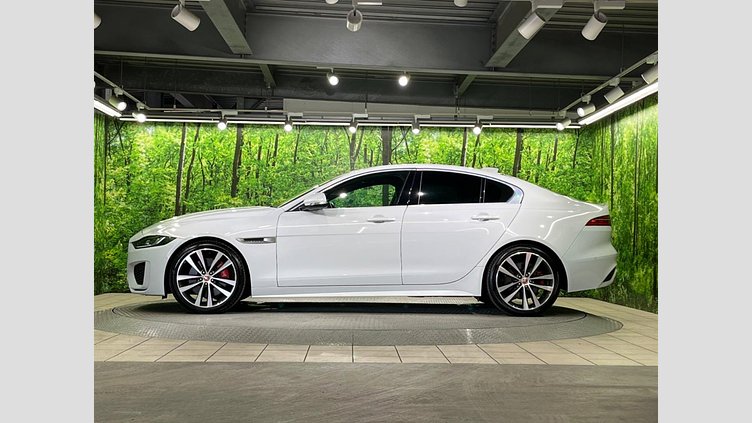 2019 認定中古車 Jaguar XE ユーロンホワイト P250 RWD AUTOMATIC 4 door Saloon R-DYNAMIC SE