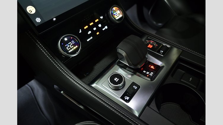 2025 認定中古車 Jaguar F-Pace オストゥーニパールホワイト D204 AWD（オートマチック）MHEV R-DYNAMIC SE