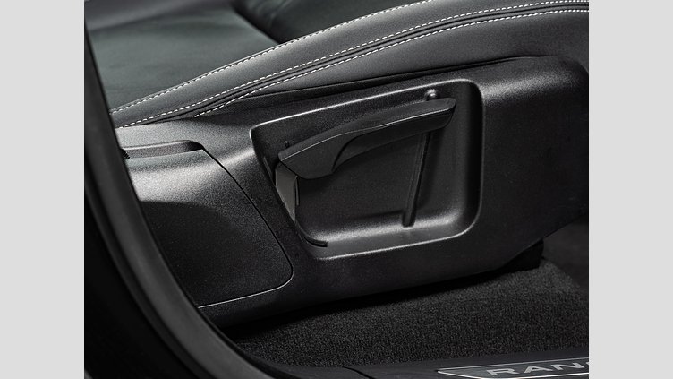 2021 認定中古車 Land Rover Range Rover Velar Santorini Black 2.0 litre i4D​ ベースグレード　200PS　コイルサスペンション