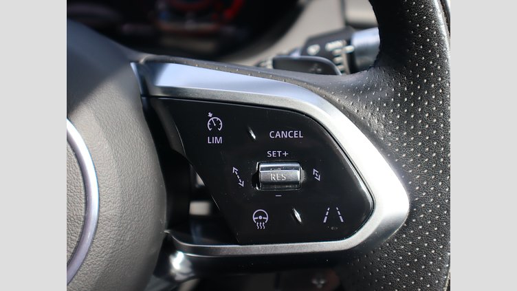 2021 認定中古車 Jaguar E-Pace Hakuba Silver 2.0 litre i4D​ R-Dynamic S