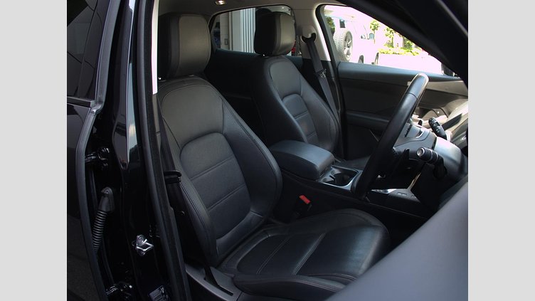 2019 認定中古車 Jaguar E-Pace サントリーニブラック D180 オートマチック全輪駆動 S