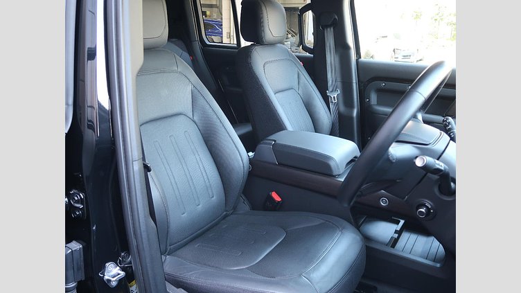 2022 認定中古車 Land Rover Defender 110 サントリーニブラック D300 AWD（AT） X