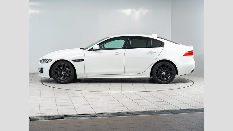 2017 認定中古車 Jaguar XE Fuji White 2.0LPET Rスポーツ　25ｔ