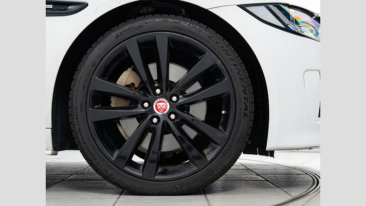 2017 認定中古車 Jaguar XE Fuji White 2.0LPET Rスポーツ　25ｔ