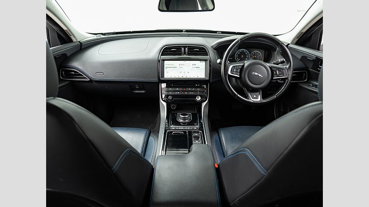 2017 認定中古車 Jaguar XE Fuji White 2.0LPET Rスポーツ　25ｔ
