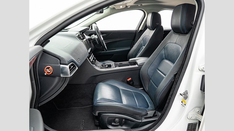 2017 認定中古車 Jaguar XE Fuji White 2.0LPET Rスポーツ　25ｔ