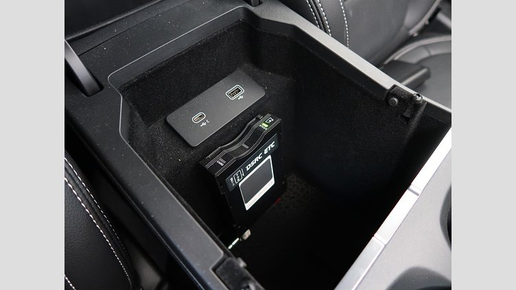 2024 認定中古車 Jaguar E-Pace Santorini Black 2.0 litre i4D​ R-Dynamic SE D200