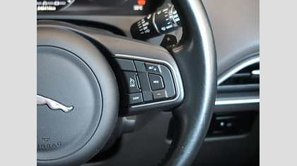 F-Pace 31