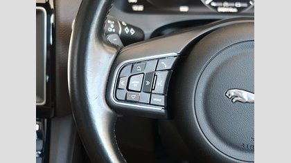 F-Pace 62