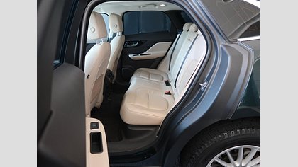 F-Pace 27