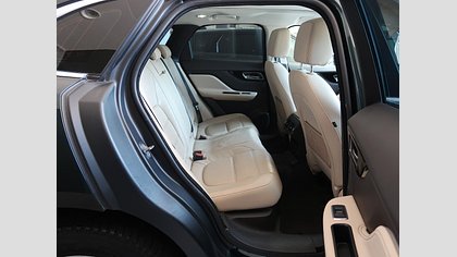 F-Pace 73