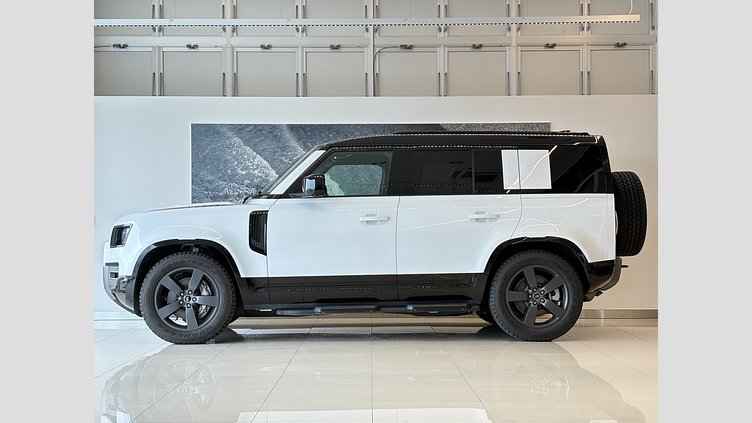 2025 認定中古車 Land Rover Defender 110 Fuji White 3.0 litre i6D​ 標準ホイール Dynamic HSE