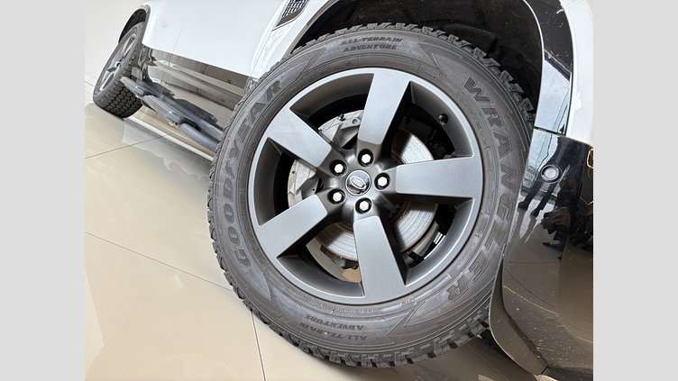 2025 認定中古車 Land Rover Defender 110 Fuji White 3.0 litre i6D​ 標準ホイール Dynamic HSE