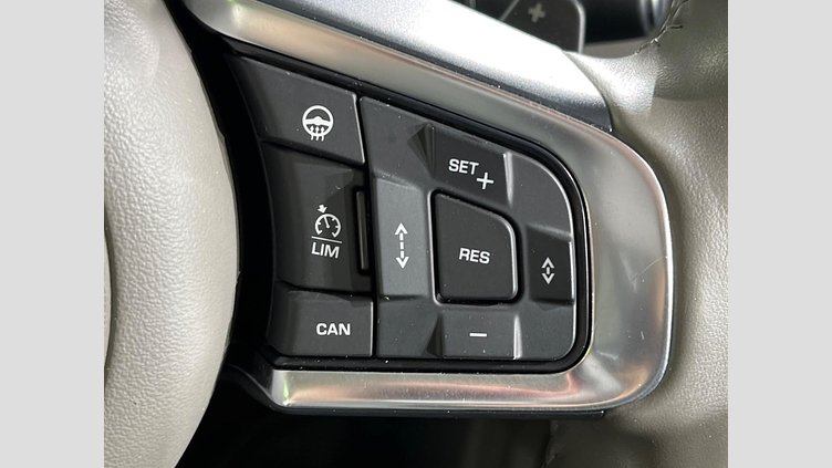2018 認定中古車 Jaguar XE Silicon Silver 2WD プレステージ