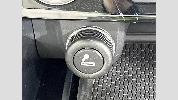2018 認定中古車 Jaguar XE Silicon Silver 2WD プレステージ