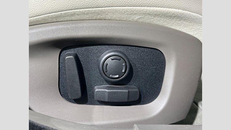 2018 認定中古車 Jaguar XE Silicon Silver 2WD プレステージ