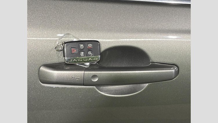2018 認定中古車 Jaguar XE Silicon Silver 2WD プレステージ