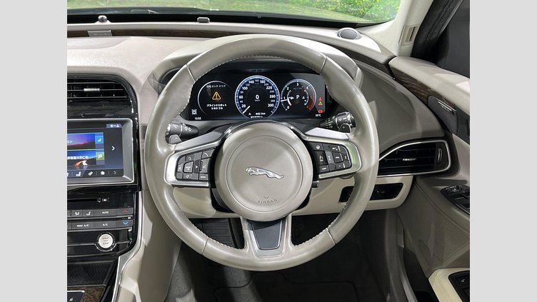 2018 認定中古車 Jaguar XE Silicon Silver 2WD プレステージ