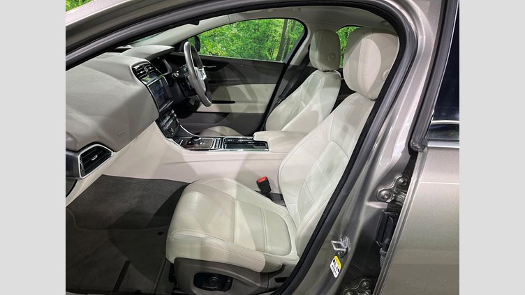 2018 認定中古車 Jaguar XE Silicon Silver 2WD プレステージ