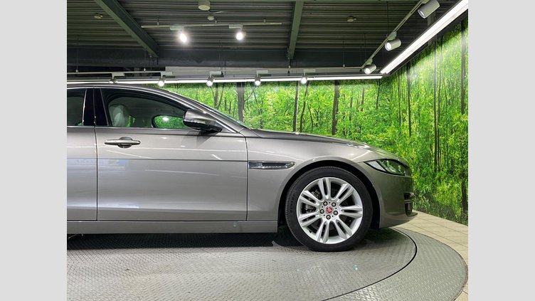 2018 認定中古車 Jaguar XE Silicon Silver 2WD プレステージ